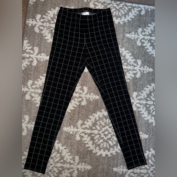 đź–¤Express stretches, size XS, black and white stripe plaid design đź–¤ - Picture 4 of 10